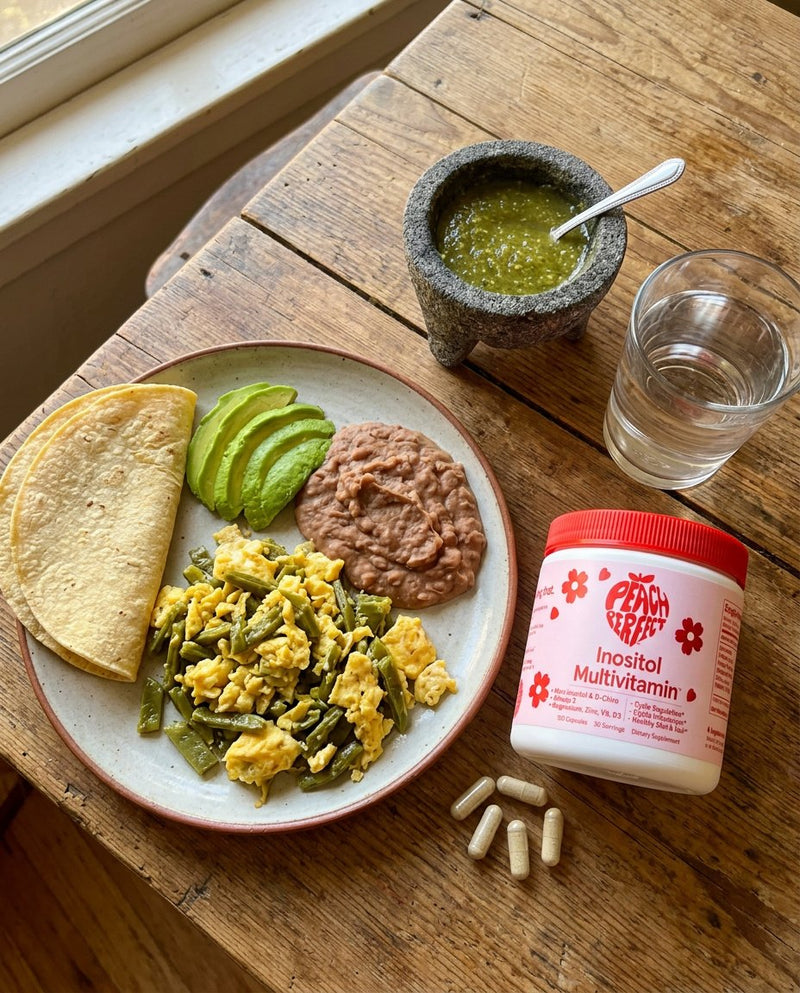 Desayuno mexicano con huevo, nopales, frijoles y aguacate junto al bote