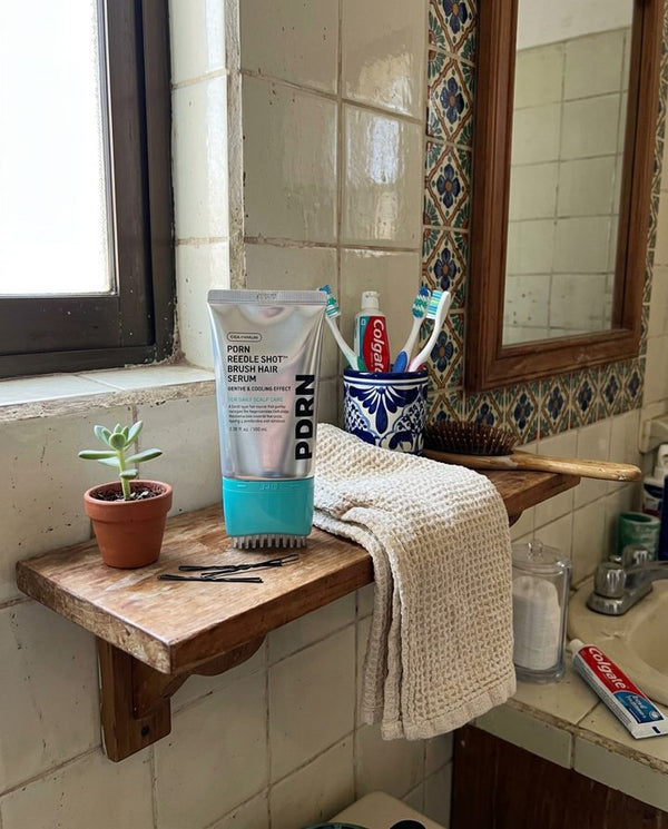 El sérum en la repisa del baño