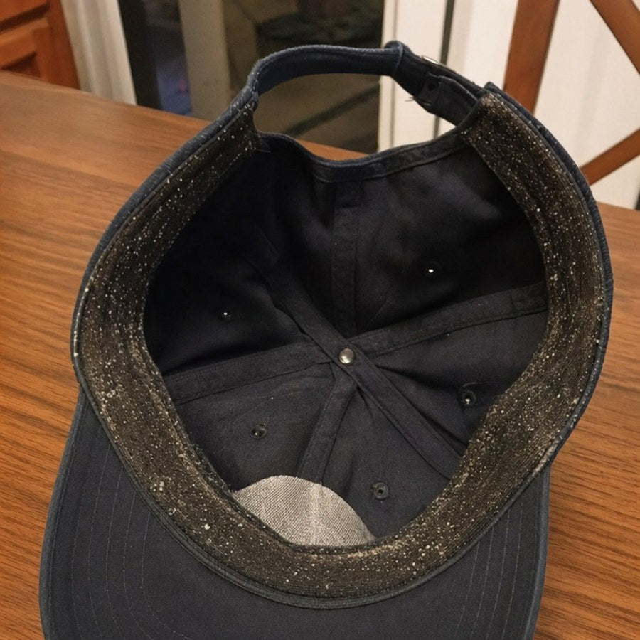 Banda interior de una gorra con escamas acumuladas