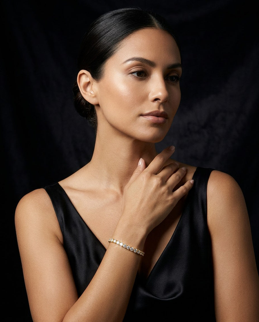 Mujer con pulsera de tenis VELORA